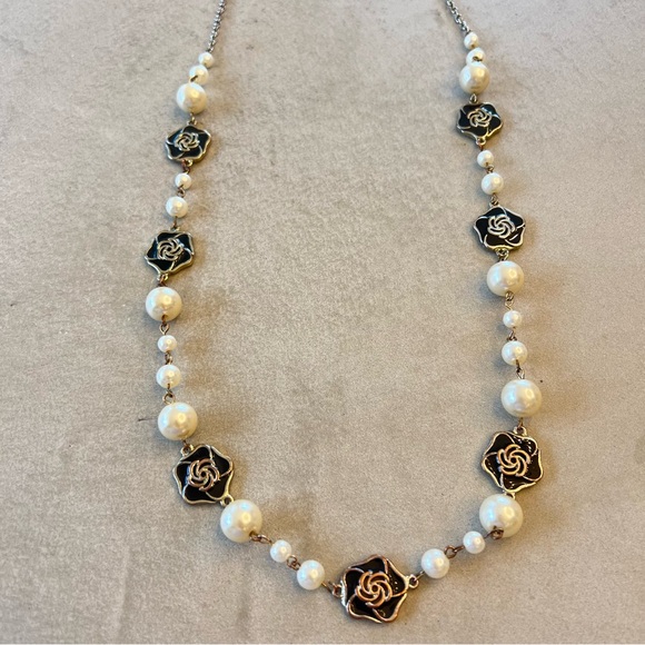 Black and White enamel‎ Flower & Pearl Necklace - Picture 3 of 7